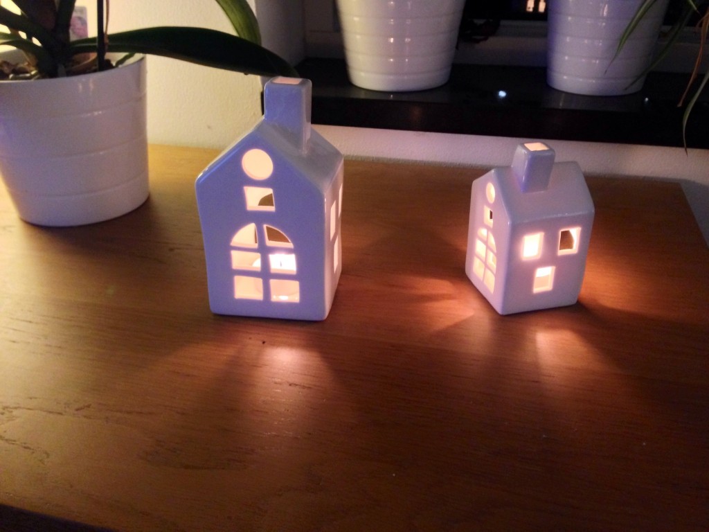 Små huse med lys i